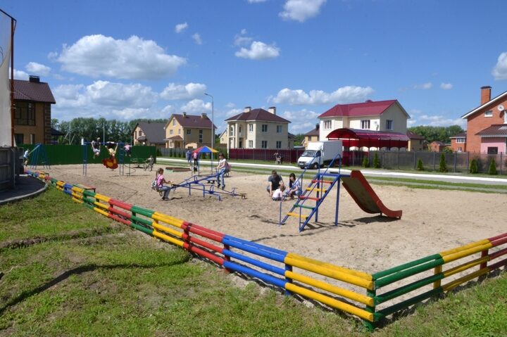 Детская площадка в коттеджном поселке