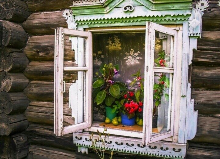 Деревянное окно в деревенском доме