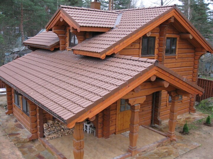 Каскадная крыша на деревянном доме