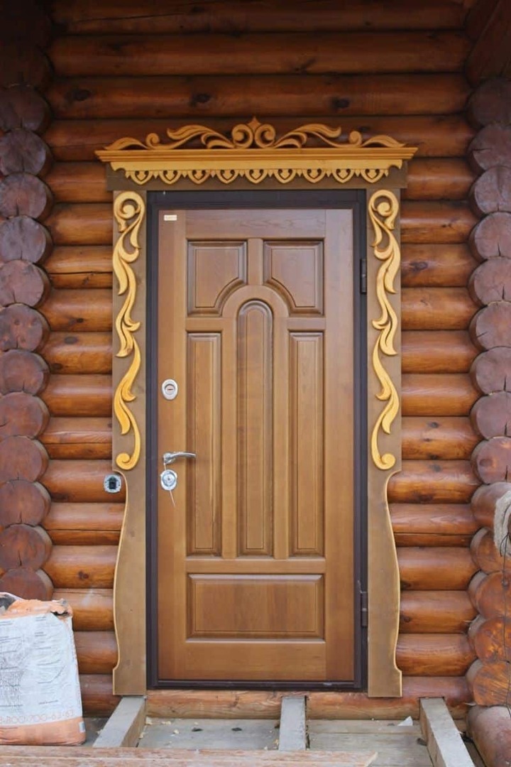 Входная дверь в доме из бревна