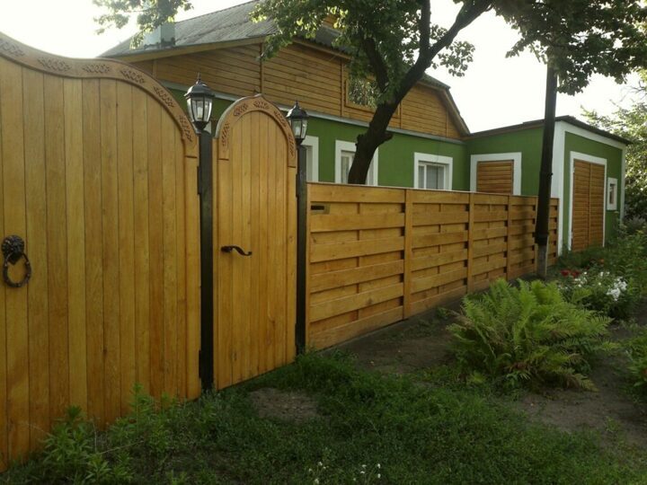 Деревянный забор с калиткой